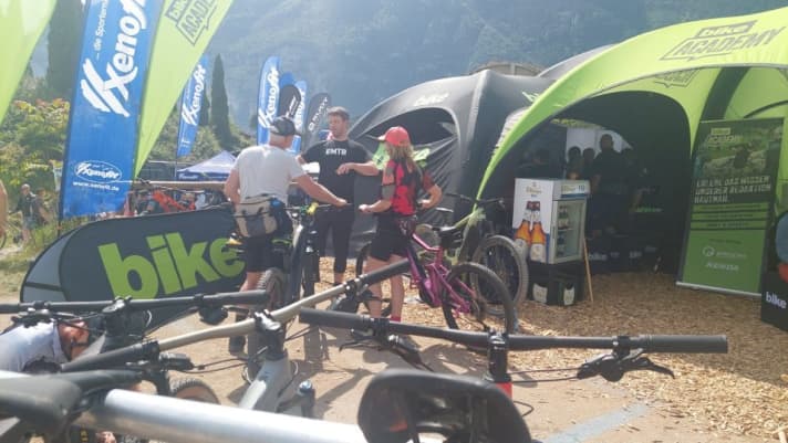 Wie man ein E-MTB optimal einstellt, zeigt Testleiter Florentin Vesenbeckh bei den Workshops der BIKE Academy.