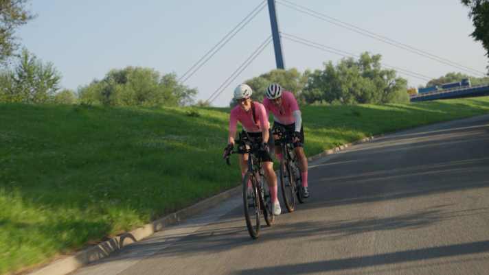 Lisa Paus with her husband in his slipstream during the Hamburg Backyard Ultra.