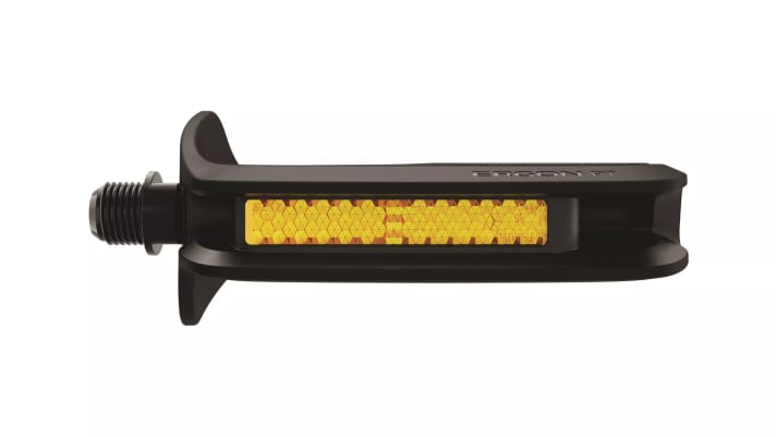 Der Innenstopp am Ergon PT soll den Fuß automatisch korrekt ausrichten und so für mehr Komfort und bessere Kraftübertragung sorgen. StVZO-konforme Reflektoren erhöhen die Sichtbarkeit und Sicherheit.