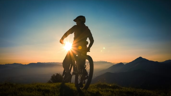 Wer seine Radtouren in die Abendstunden verlegt, schont seinen Organismus und wird bestenfalls mit einem Sonnenuntergang belohnt.