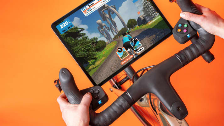 Wer kennt’s? Im Spiel gibt es die Möglichkeit abzubiegen, aber die Geräte für die Steuerung sind unerreichbar. Mit Zwift Play passiert das nicht mehr.