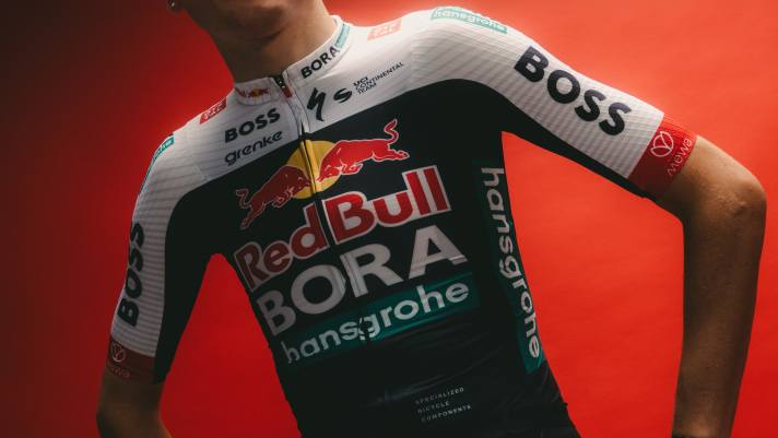 Das neue Trikot von Red Bull-Bora-Hansgrohe in der Frontansicht