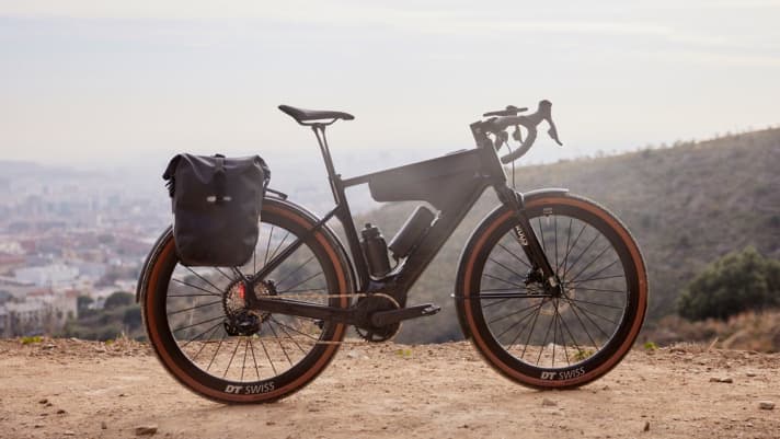 Frame bag with Fidlock magnet system, mudguards with pannier rack and a special Canyon edition of the Ortlieb Gravel Packs arm bike and rider for everyday life and adventure.