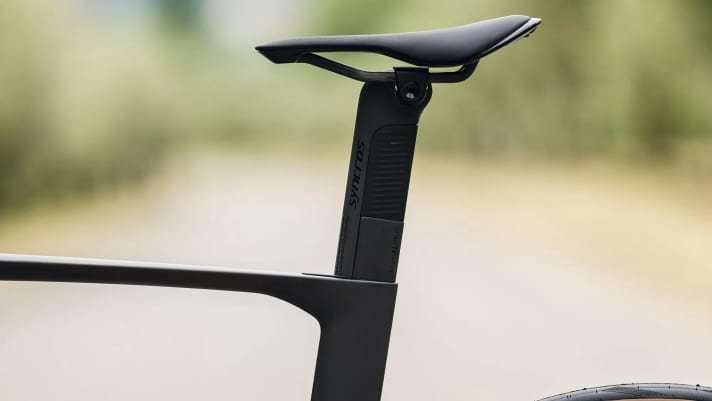The seat post consists of several parts: The front part has suspension, the rear part integrates a rear light