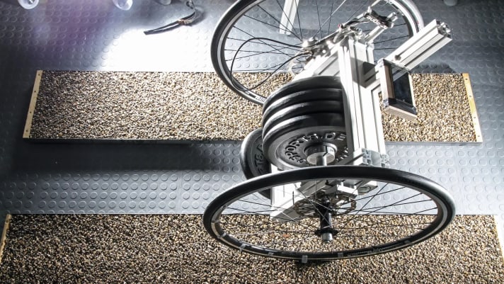 Auf grobem Geläuf: Der Rollwiderstand wird auf verschiedenen Untergründen gemessen