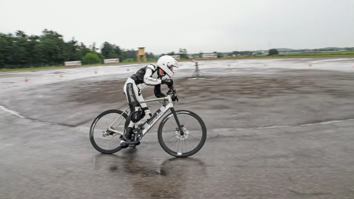 À fond dans un virage mouillé : Jens Klötzer, rédacteur d'essais chez TOUR, lors du nouveau test d'adhérence sur sol mouillé