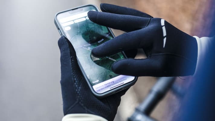 Praktisch sind lange Rennrad-Handschuhe, mit denen sich Displays bedienen lassen