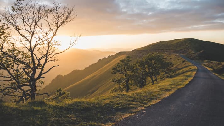 Vom letzten Pass des dritten Tages, einer namenlosen Höhe (1.278 Meter) am Berg Errozate, weist ein schmales Sträßchen den Weg ins Tal zur gebuchten Unterkunft