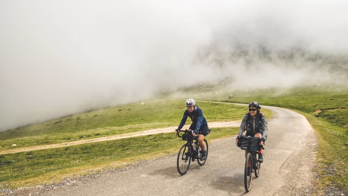 Von der Biskaya treiben immer wieder Wolken gegen die Pyrenäen. Wo eben noch die Sonne schien, zieht plötzlich Nebel auf und senkt die Temperatur empfindlich