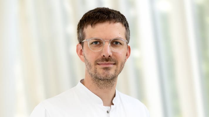 Manuel Klose, responsable de la thérapie physique à la clinique de Freising, est convaincu de l'efficacité des kinésiotapes