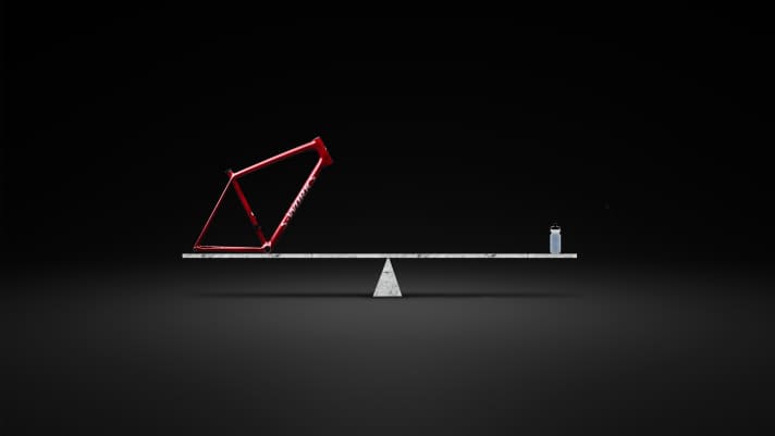 S-Works Aethos auf der Waage mit einer gefüllten Wasserflasche