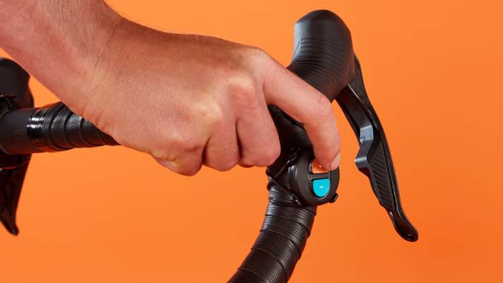 Mit dem drahtlosen Controller schalten sich die 24 virtuellen Gänge mühe- und geräuschlos.