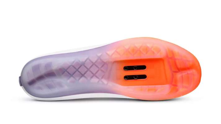 Der Tempo Beat Rennradschuh hat eine komplett überarbeitete Laufsohle, die SPD-kompatibel ist. Mit einem Steifigkeitsindex von 4 soll die Sohle ein ausgewogenes Verhältnis zwischen Komfort und Tritteffizienz bieten.