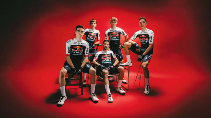 Neues Outfit, alte Rollenverteilung: Primoz Roglic umringt von seinen Teamkollegen und Nachwuchsfahrern.