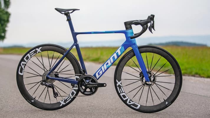 Le vélo Giant Propel Aero fait également partie du cercle très sélect des vélos de course 2022 testés avec la meilleure note de TOUR. 