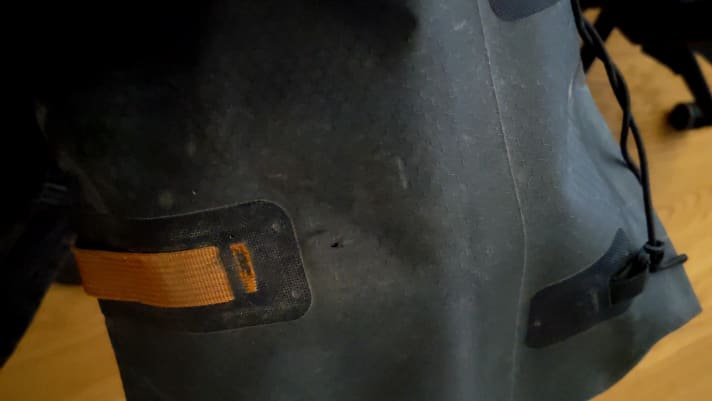 Le deuxième trou - dans le Handlebar Pack d'Ortlieb, parce qu'il a malheureusement frotté une fois sur le pneu par inattention en relation avec une petite roue.