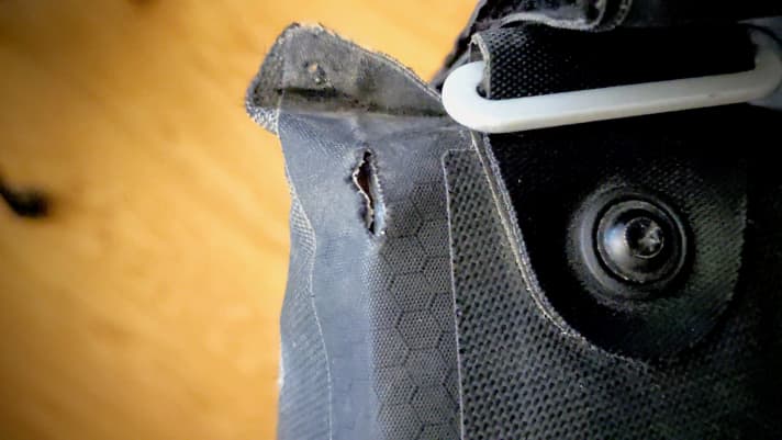 Ein Loch in der Satteltasche. Ist das eine schwierige Stelle, weil es genau an einer Kante ist? Wir sind auf die Reparatur-Ergebnisse gespannt.