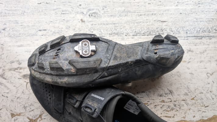A very open sole structure provides grip even in wet conditions.