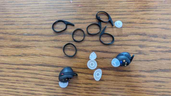 Pour que les écouteurs tiennent parfaitement en place, Sennheiser fournit différents adaptateurs pour l'ajustement.