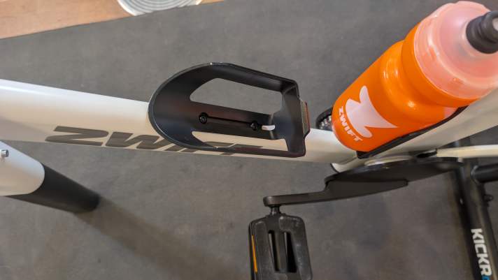 Die Trinkflaschenhalter sind nur halb geschlossen. In Watopia gibt es keine Schlaglöcher.