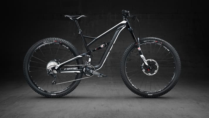   The Jeffsy AL Comp 2: aluminium chassis paired with Shimano Deore XT brakes and gears, weight: 14.1 kg. Price: 2799 euros.