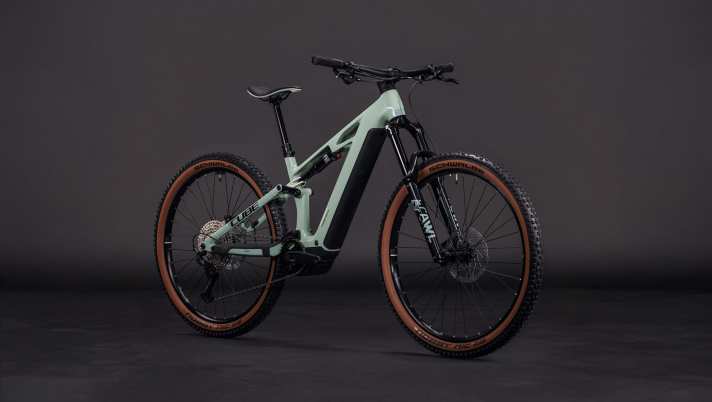 For 4,399 euros, Cube is already offering a full-suspension bike with a carbon frame, a Bosch CX motor and an 800-watt-hour battery – a great price!