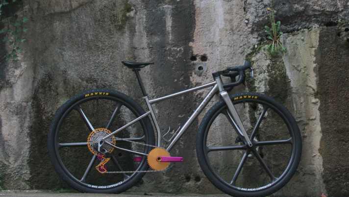 Mit Titanrahmen und Custom-Aufbau ist das Chiru Veldt 32-Zoll-Gravelbike ein Traum für jeden Liebhaber.