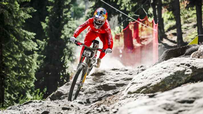 Braaap! Loic Bruni jagt sein Demo über zornige Worldcup-Strecken. Ein Speed-Versprechen für Hobby-Racer gibt Specialized nicht, doch schnell soll es safe sein.