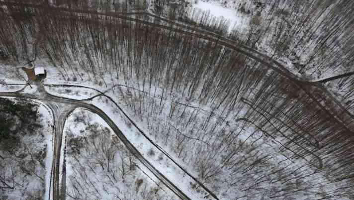 Einstieg an der Schutzhütte, dann recht kurvig den Steilhang hinunter. Der Verlauf der Trails stand schon im Winter fest.