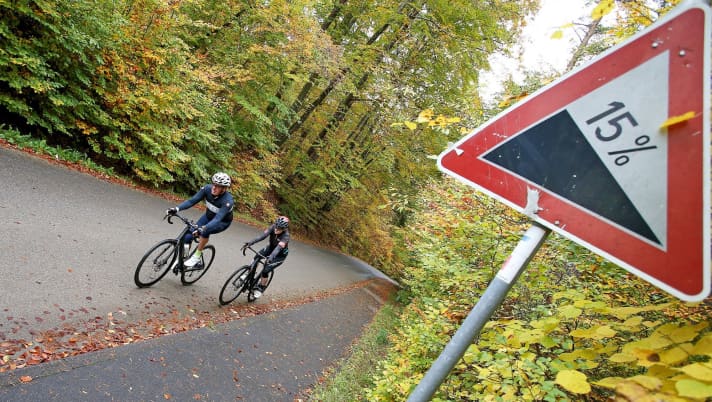 Tempo kostet Kraft: Egal ob mit Muskeln oder Motor: Wer schwerer ist, muss bergauf härter treten.