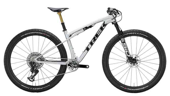 The second generation of the Trek Supercaliber not only stands out with its special Iso-Strut rear triangle, but also plays a leading role in the current discount battles: 7799 euros instead of 8999 euros for the Trek Supercaliber SLR 9.9 X0 Gen. 2.