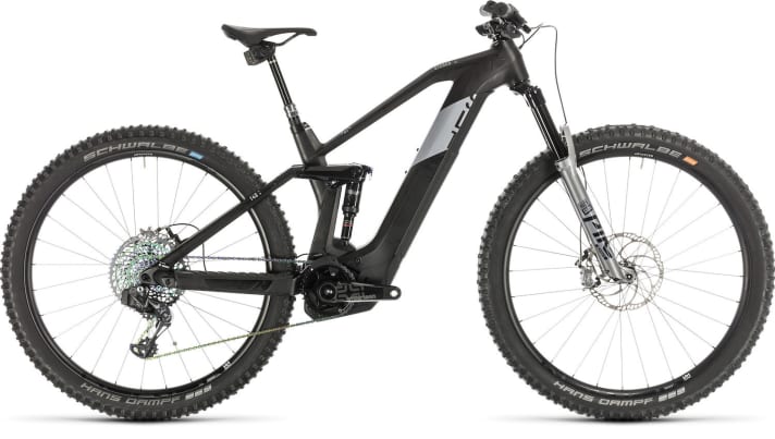   Aus dem Vollen schöpft das Cube Stereo Hybrid 140 HPC SLT mit Srams elektronischer 12fach Eagle-AXS-Schaltung, der ebenfalls kabellosen AXS-Teleskopstütze, und Rockshox Ultimate-Fahrwerk. Kostenpunkt: 7999 Euro.