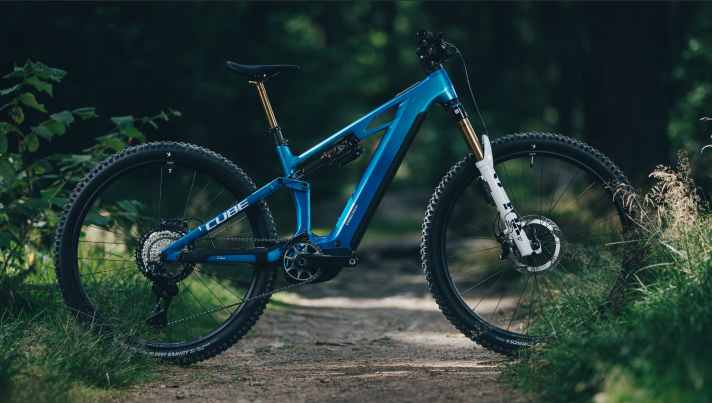 A robust chassis for full downhill power. The ABS feature on the AT model, priced at 6,999 euros, is exceptional.