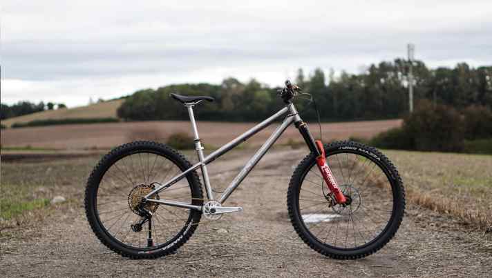 You can see the progressive geometry of the radical Chilli Dog even when stationary. The enduro hardtail should also deliver in rough terrain.