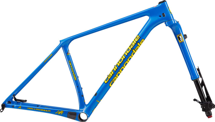   Der Retro-Rahmen des Cannondale F-Si in der Farbvariante Team Blue mit den gelben "Quad Wrap"-Aufklebern würdigt die konkurrenzlosen Rahmensets CAAD3, CAAD4 und CAAD5, die von 1998 bis 2002 auf den Rennkursen brillierten.