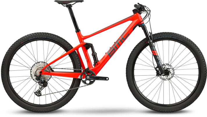   With victories in both the marathon and cross-country world championships under Pauline Ferrand-Prévot and Jordan Sarrou, as well as the winning era of Julien Absalon, the BMC Fourstroke has long since written itself into the annals of racing history. With its sporty, stretched seating position, integrated Vario support (80 mm travel) and sporty, firm suspension, the Fourstroke is a real speed guarantee for marathon riders. <a href="https://www.awin1.com/cread.php?awinmid=13793&awinaffid=471469&clickref=B+BMC+Fourstroke+01+Three&ued=https%3A%2F%2Fwww.liquid-life.de%2Fbmc-fourstroke-01-three-2021.html" target="_blank" rel="noopener noreferrer nofollow">The BMC Fourstroke 01 Three currently costs 4145 euros instead of 4999 euros at Liquid Life</a> *.