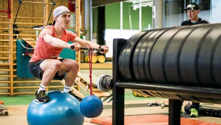 In Zeiten, als Koordinationsübungen und Life-Kinetics von vielen belächelt wurden, balancierte Nino Schurter bereits auf dem Pezziball.