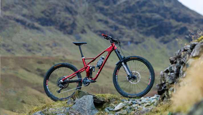 Very British: Das Ra Bikes Bergsra ist ein krasses Stahl-Enduro aus den britischen Highlands.