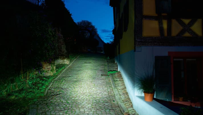 The dipped beam shows a clear edge at the cut-off line that conforms to the German Road Traffic Licensing Regulations. The near field is excellently illuminated.