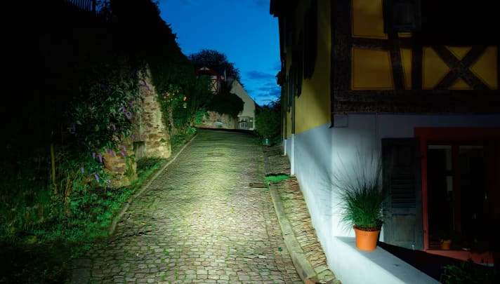 Im Fernlicht-Modus fließt viel zusätzliches Licht in die Mitte und an beide Seiten des Leuchtfelds. Die Hell-Dunkel-Grenze ist jetzt aufgehoben.