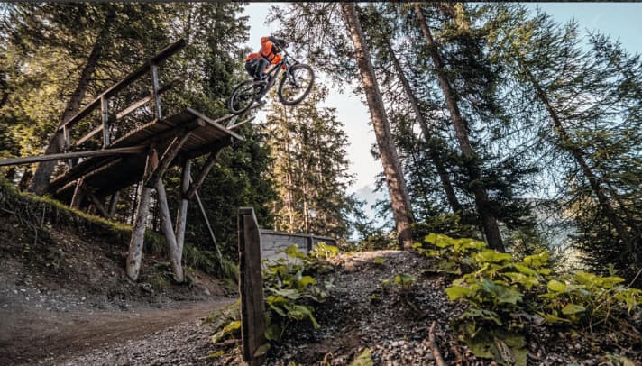   The camp in Serfaus-Fiss-Ladis is designed for young people aged 11 to 18. In addition to riding technique, there are workshops and fun events. <a href="https://www.bike-sfl.at/de" target="_blank" rel="noopener noreferrer nofollow">www.bike-sfl.at</a> 