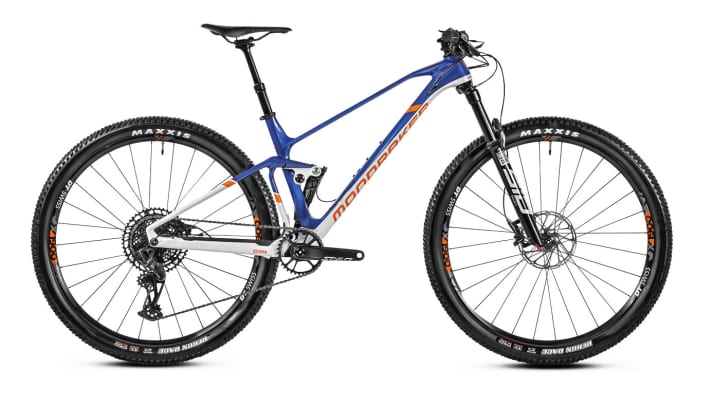   The facts: <a href="https://luna.r.lafamo.com/ts/i5034112/tsc?amc=con.blbn.497955.507800.14447882&smc=BIKE&rmd=3&trg=https%3A%2F%2Fwww.fitstore24.com%2Fde%2Fmondraker-f-podium-carbon-dc-2022" target="_blank" rel="noopener noreferrer nofollow">Price from 4999 euros | weight from 11.3 kg | 120 millimetres</a> *