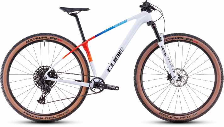 The Cube Phenix C:62 SLX Rookie for 1699 euros looks very similar to the professional tool.