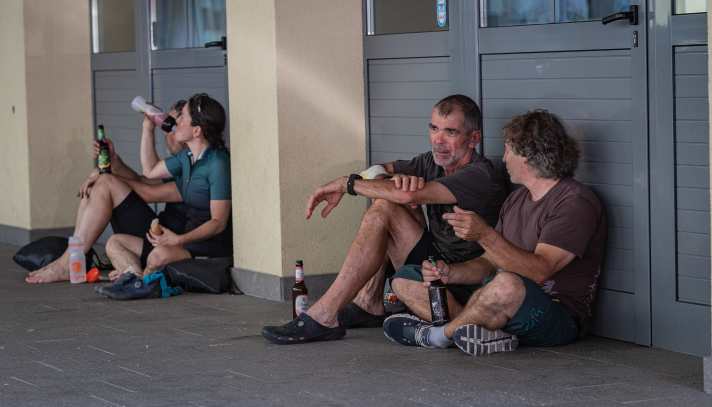 The many impressions of a long day of racing are best processed with good friends over a non-alcoholic Bitburger 0.0.