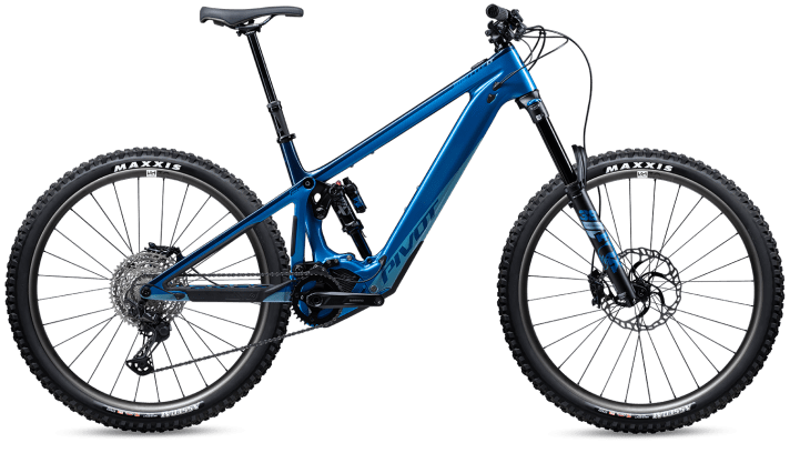 Das Pivot Shuttle LT Ride, hier im blauen Bass Boat Tri Tone.
