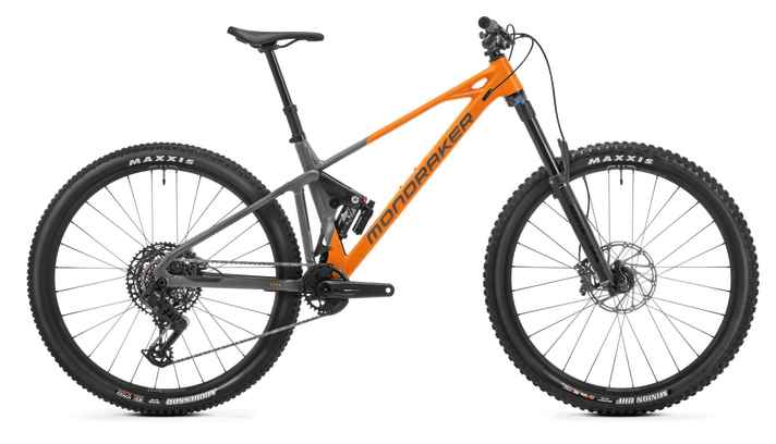 Selbst mit weniger Federweg (160 Millimeter) kann das Mondraker Foxy sehr gut mithalten und überraschte im Enduro-Testbetrieb im Bikepark Geißkopf. Das geringe Gewicht erweitert den Einsatzbereich. Die Ausstattung besitzt wenig Glanz.