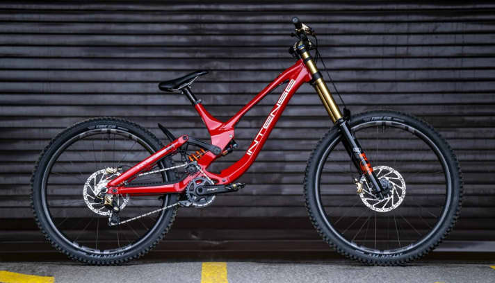 Intense M1: Kommt als Worldcup-Variante mit Flipchips an drei Stellen am Bike und als Serienbike mit nur einem Flipchip.