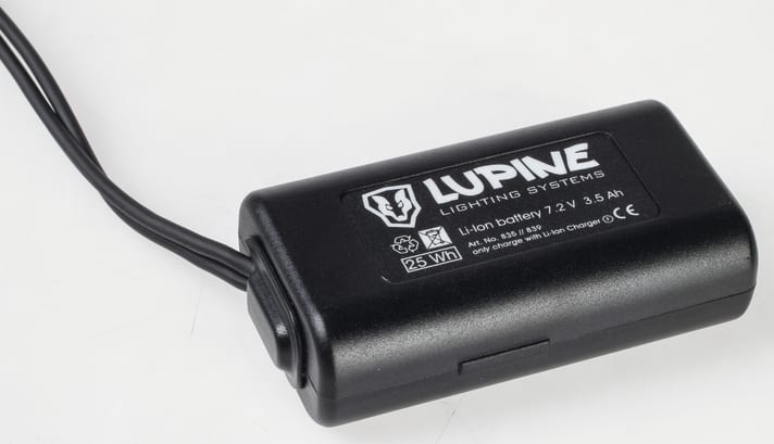 The Lupine battery lasts for a good hour of riding time. However, there are also larger batteries as an alternative
