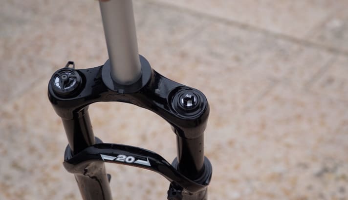   Der Druck in der Luftkammer passt die Gabel an das Kindergewicht an. Außerdem hat die RST Spex eine Lockout-Funktion.