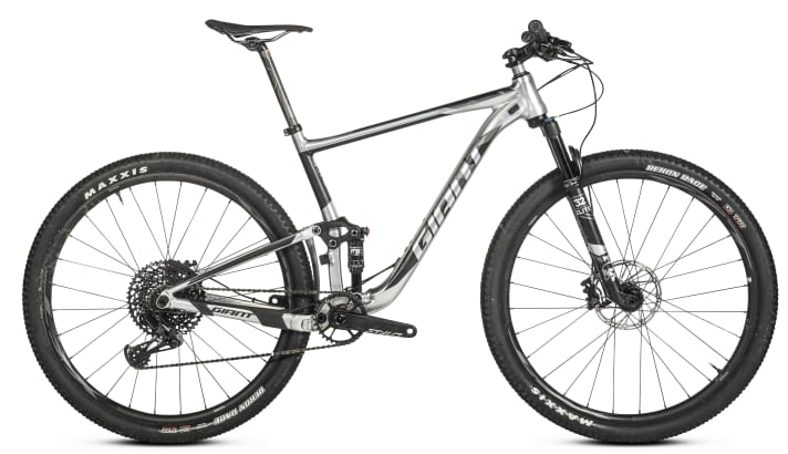   Die Basis für unser Lackier-Experiment: Ein in die Jahre gekommenes Giant Anthem im originalen Silber-Schwarz, dem etwas Farbe gut stehen würde.